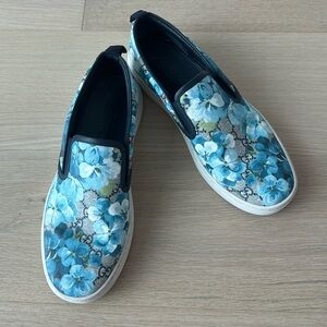 GUCCI MEN'S BLOOM FLOWER PRINT BLUE GG SUPREME COATED CANVAS SLIP SNEAKERS
